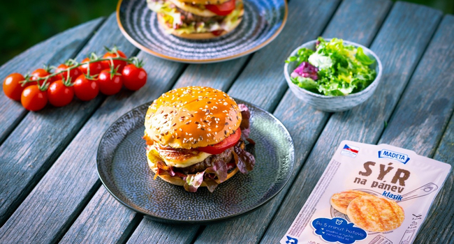 Hamburger se Sýrem na pánev, dubovým salátem a grilovanou cibulí