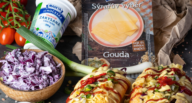 Hot dog s lehkým salátkem a sýrem gouda