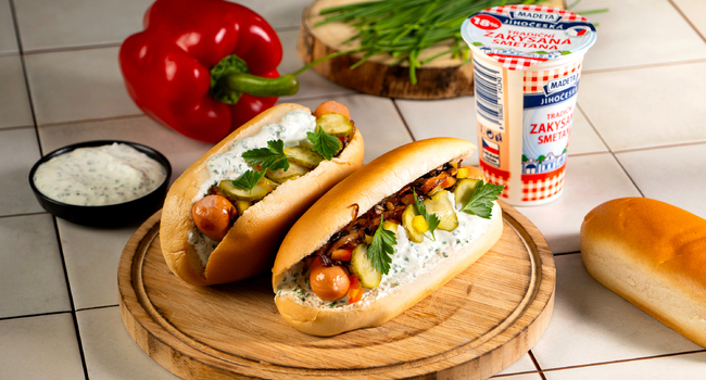 Hotdog s Jihočeskou zakysanou smetanou
