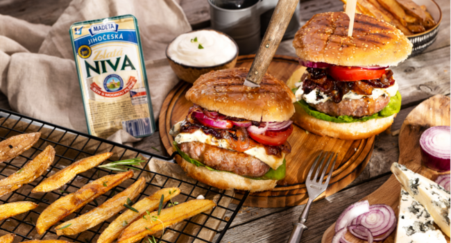 Hovězí hamburger s Jihočeskou nivou a cibulovým chutney