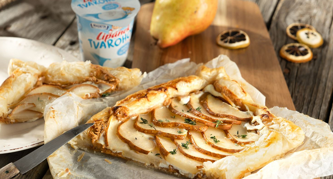 Hruškový koláč z listového těsta s arašídovým máslem a Tvarohovým Lipánkem