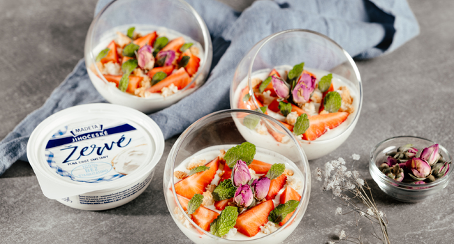 Jahodový dezert s Jihočeským žervé a kokoskami