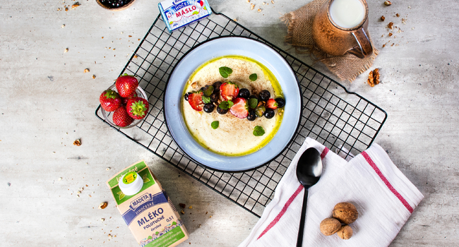 Krupicov&aacute; ka&scaron;e s Jihočesk&yacute;m m&aacute;slem a ml&eacute;kem