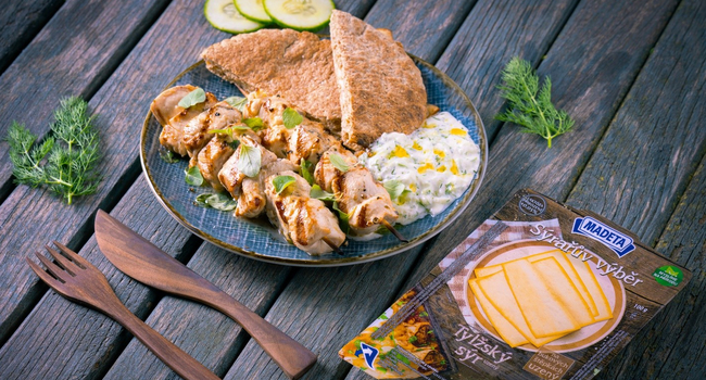 Kuřecí souvlaki s tzatziki a pečenou pitou plněnou uzeným Tylžským sýrem