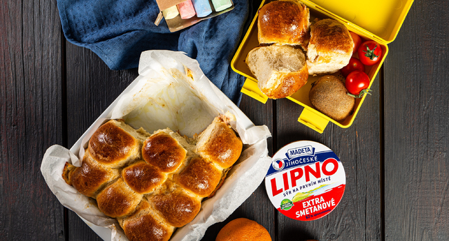 Kynuté slané buchtičky z celozrnné mouky plněné Jihočeským Lipnem