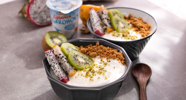 Lipánkova exotická bowl snídaně s ovocem a sušenkami