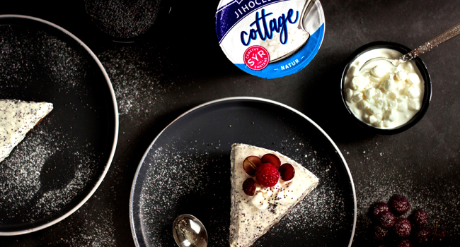 Makový cottage cheesecake s bílou čokoládou