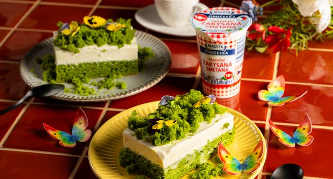 Mechov&yacute; dort s Jihočeskou zakysanou smetanou