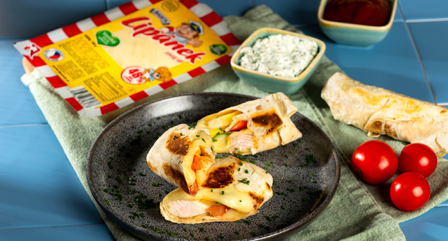 Miniburrito s kuřecím masem, sýrem Lipánek, hranolkami a zeleninou