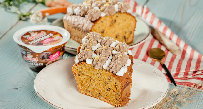 Mrkvový chlebíček s kokosem, pekanovými ořechy, datlemi a sladkou pomazánkou Lipánek