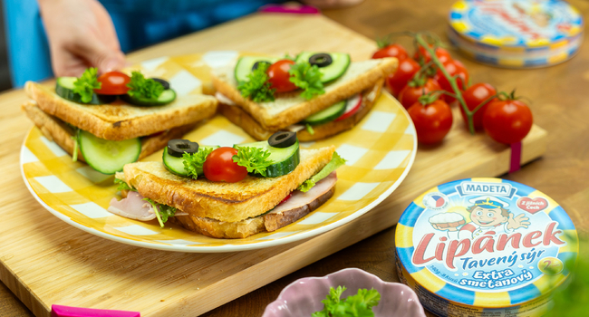 Obložený sendvič s taveným sýrem Lipánek