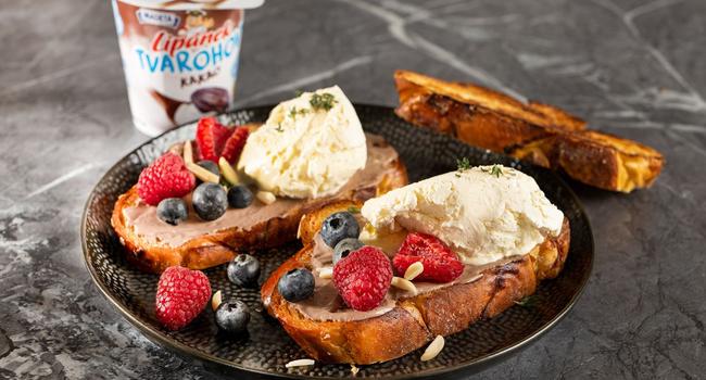 Opečená vánočka s vanilkovou zmrzlinou, ovocem a Tvarohovým Lipánkem