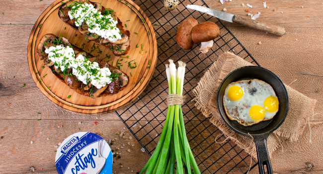 Opečený chleba s hříbky, Jihočeským cottagem a gremolatou
