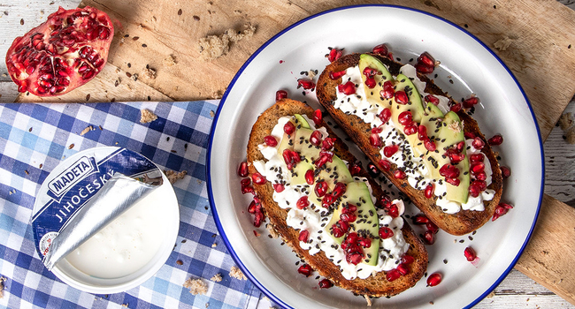 Opečený chleba s Jihočeským cottagem a avokádem