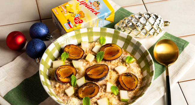 Ovesná kaše se skořicí, pečenými švestkami a hruškou