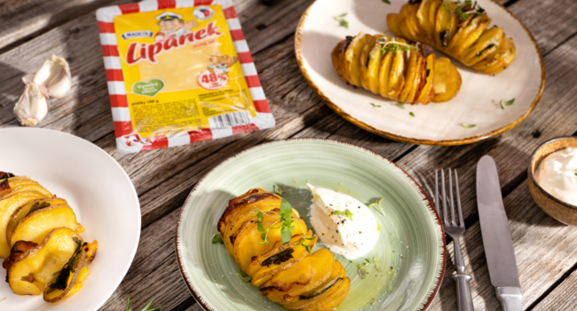 Pečené brambory hasselback se sýrem Lipánek, slaninou a bylinkami