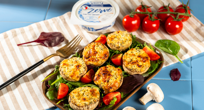 Pečen&eacute; žampiony plněn&eacute; Jihočesk&yacute;m žerv&eacute;