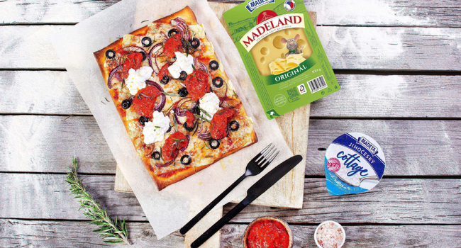 Pizza s Madelandem a ajvarem a cottage