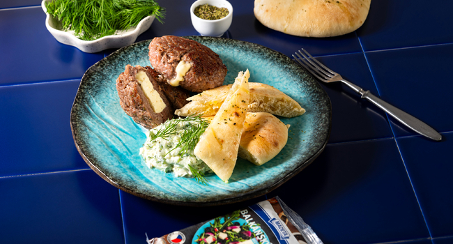 Plněn&eacute; bifteki s balk&aacute;nsk&yacute;m s&yacute;rem a tzatziki