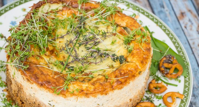 Preclíkový cheesecake s jarními bylinkami a chia semínky – bez lepku a laktózy