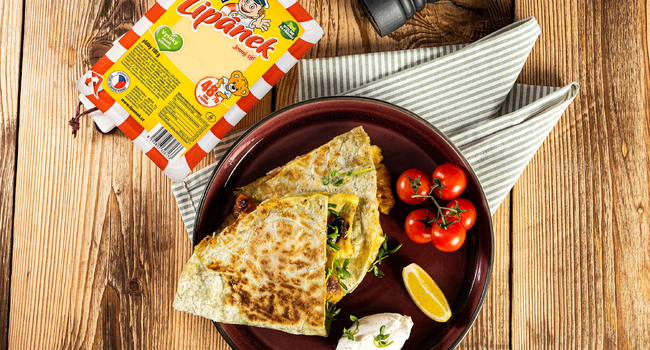 Quesadilla se sýrem Lipánek a česnekovým dipem