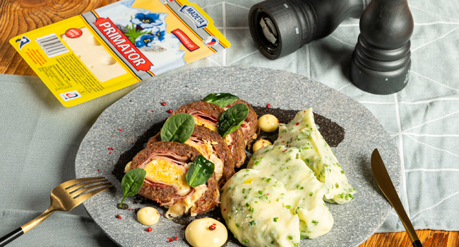 Roláda z mletého masa se sýrem Primator od Madety, špenátem a slaninou