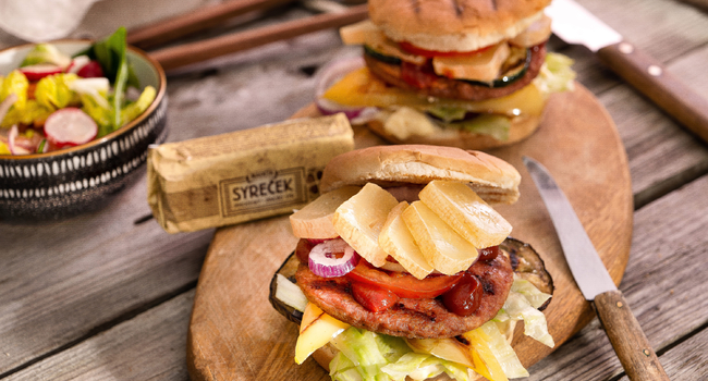 Rostlinný hamburger se zeleninou a Syrečkem