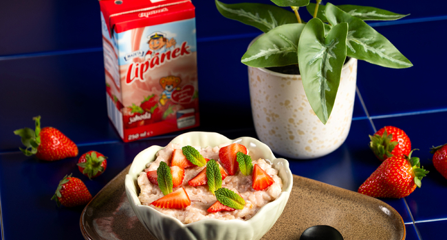 R&yacute;žov&aacute; jahodov&aacute; ka&scaron;e se sladk&yacute;m ml&iacute;čkem Lip&aacute;nek