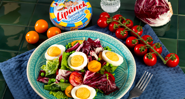 Salát s vejcem plněným směsí ze žloutků, taveného sýru Lipánek a hořčice