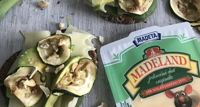 Sendvič s Madelandem, avok&aacute;dem a grilovanou zeleninou