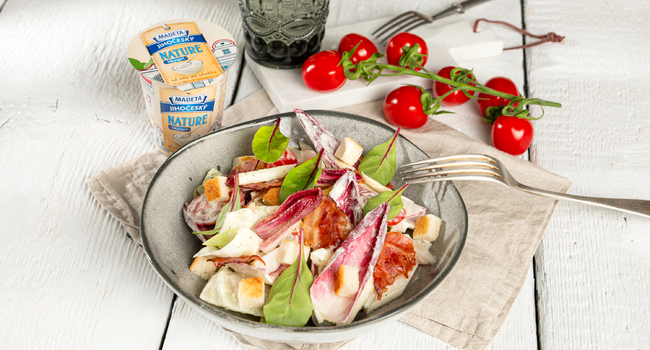 Sezónní salát s bílým Jihočeským jogurtem Nature, tahini, krutony a křupavou slaninou