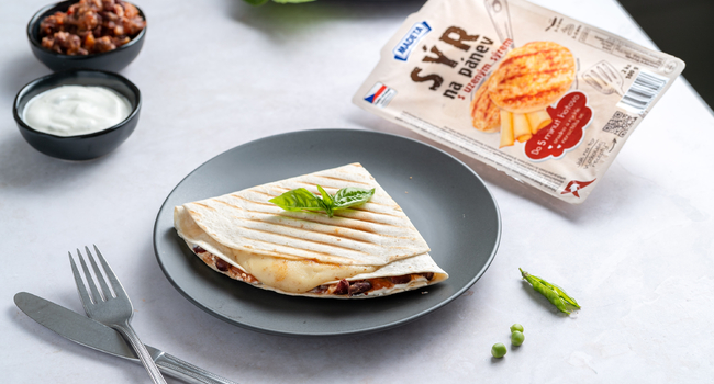 Skládaná tortilla s uzeným Sýrem na pánev