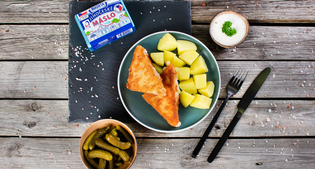 Smažen&yacute; s&yacute;r eidam s vařen&yacute;m bramborem a tatarkou