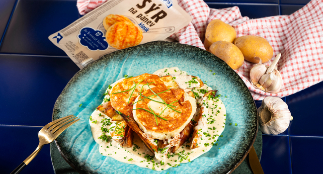 S&yacute;r na p&aacute;nev s kr&eacute;movou česnekovou om&aacute;čkou a bramborov&yacute;mi měs&iacute;čky