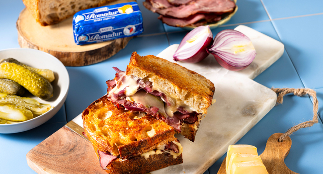 S&yacute;rov&yacute; sendvič s Romadurem, pastrami a cibulov&yacute;m chutney