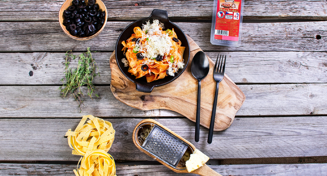 Tagliatelle s tomatovou omáčkou, olivami a blaťáckým zlatem