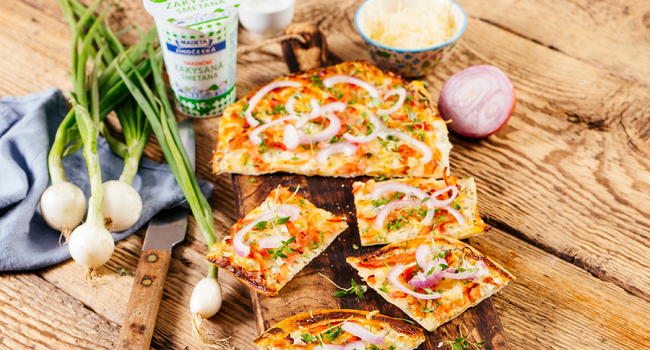 Tarte Flambeé s červenou cibulí, slaninou a Jihočeskou zakysanou smetanou