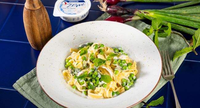 Těstoviny s Jihočeským žervé, citronem, zeleným hráškem a mátou