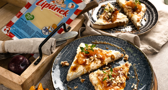 Toasty s opečenou meruňkou, Jihočeským žervé, medem, ořechy a sýrem Lipánek