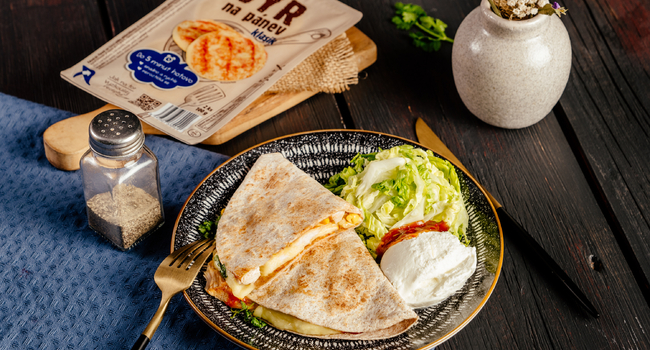 Tortilla se Sýrem na pánev, kuřecím masem, kukuřicí a BBQ omáčkou