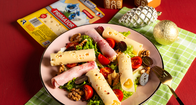 Vánoční sýrové a šunkové rolky ze sýru Primator s jablkem a křenem