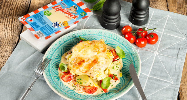 Zapečená kuřecí prsa se sýrem Lipánek a rajčaty