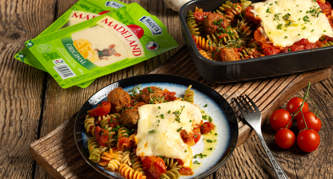 Zapečené těstoviny se sýrem Madeland, masovými koulemi a rajčatovou omáčkou s bylinkami