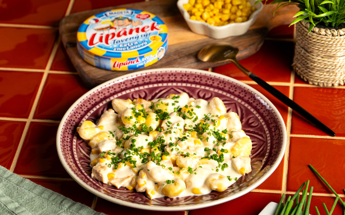 Bramborové noky s kuřecím masem, kukuřicí a smetanovou omáčkou z taveného sýra Lipánek