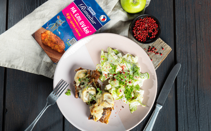 Bůček se zkaramelizovanou cibulí, Romadurem a salátem z jablek, kedlubny a celeru