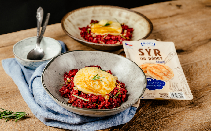 Bulgur s červenou řepou, ořechy, rozmarýnem a Sýrem na pánev