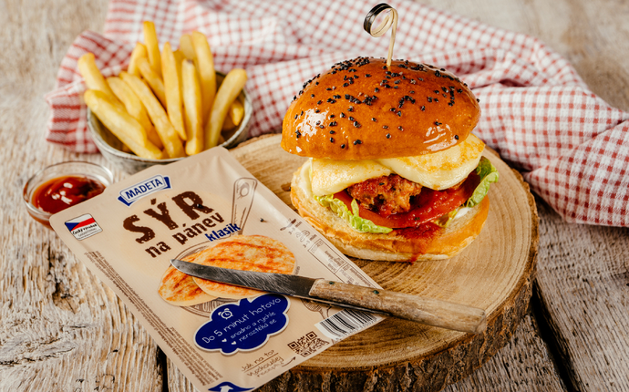 Burger s masovými koulemi v chilli omáčce se Sýrem na pánev, salátem a majonézou