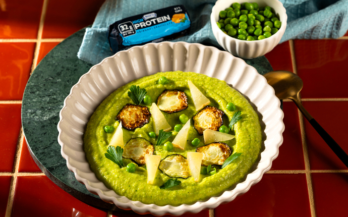 Cizrnový hummus s hráškem, cuketou a High protein zrajícím sýrem