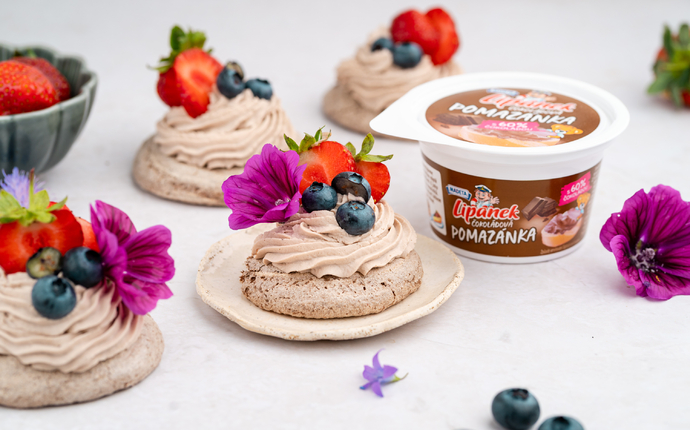 Čokoládové pusinky s kakaovým krémem a ovocem