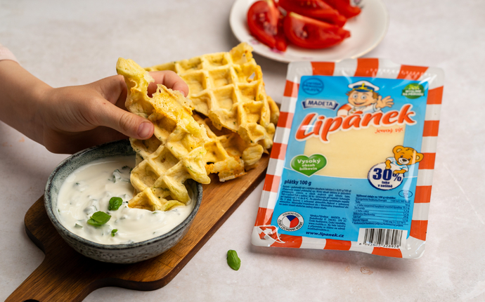 Cuketovo-sýrové vafle s bylinkovým dipem